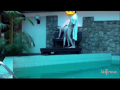 ❤️ Inaanyayahan ni Boss ang kasambahay sa pool, ngunit hindi napigilan ang init ️❌ super porn sa amin