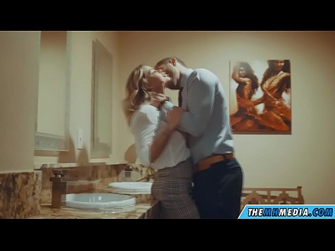 ❤️ Kapag ang isang busty blonde seduces sa isang pampublikong banyo ️❌ super porn sa amin